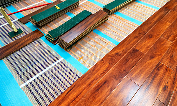 posa in opera riscaldamento elettrico radiante a nastro di metallo amorfo sotto il parquet