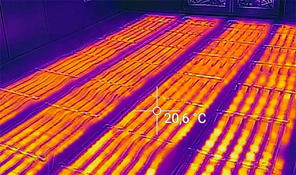 la scansione con la termocamera indica la temperatura del riscaldamento elettrico a nastro di metallo amorfo dopo 10 minuti dall'accensione